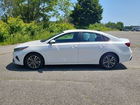Used 2023 Kia Forte LXS w/ LXS Technology Package FWD image 8