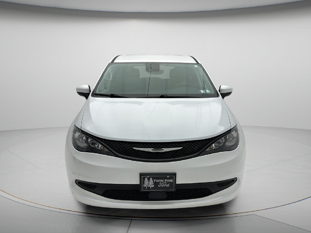 Used 2023 Chrysler Voyager LX FWD image 2