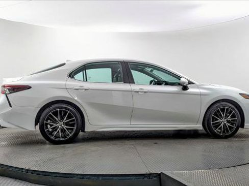 Used 2024 Toyota Camry SE image 9