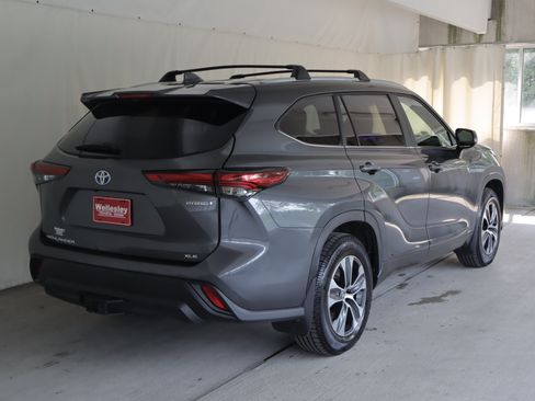 Used 2023 Toyota Highlander XLE AWD/4WD image 7