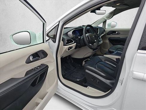 Used 2022 Chrysler Pacifica Touring-L image 18