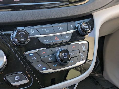 Used 2024 Chrysler Pacifica Touring-L image 17