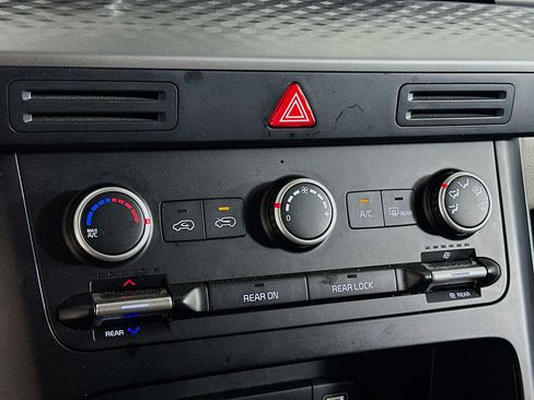 Used 2024 Kia Carnival LX image 23