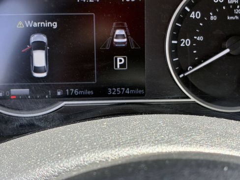 Used 2025 Nissan Versa SV FWD image 34