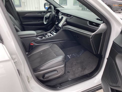 Used 2024 Jeep Grand Cherokee Altitude image 19