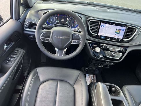 Used 2025 Chrysler Pacifica Select w/ Uconnect Theater Family Group image 20