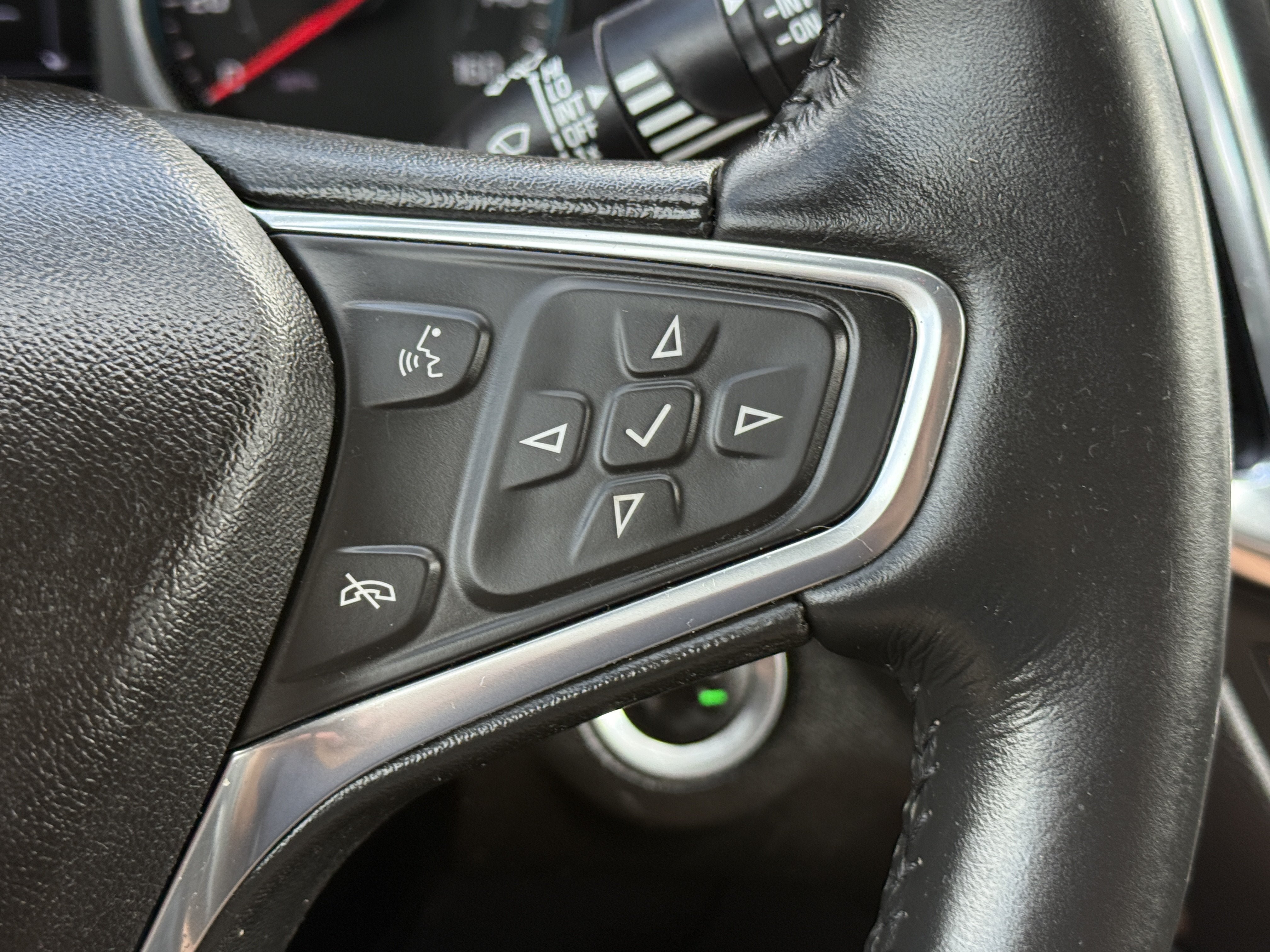 Used 2018 Chevrolet Equinox Premier FWD image 24