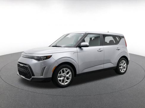 Used 2025 Kia Soul LX w/ LX Technology Package FWD image 3