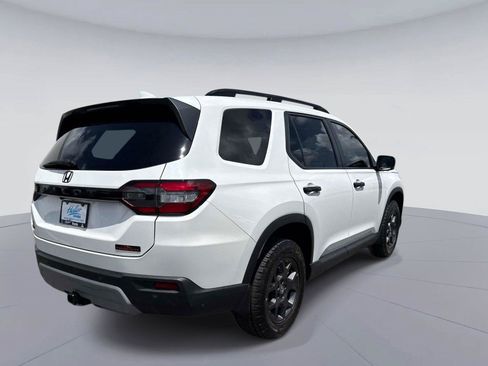 Certified 2025 Honda Pilot TrailSport image 4