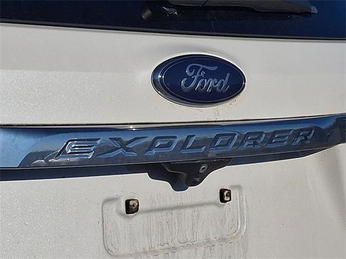 Used 2017 Ford Explorer XLT w/ Equipment Group 202A image 9