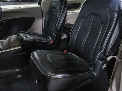 Used 2019 Chrysler Pacifica Limited w/ Advanced Safetytec Group FWD image 20