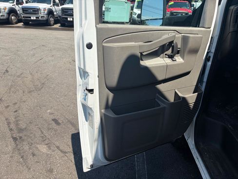 Used 2016 Chevrolet Express 3500 RWD image 15