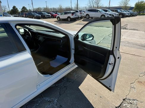 Used 2018 Toyota Camry LE image 23
