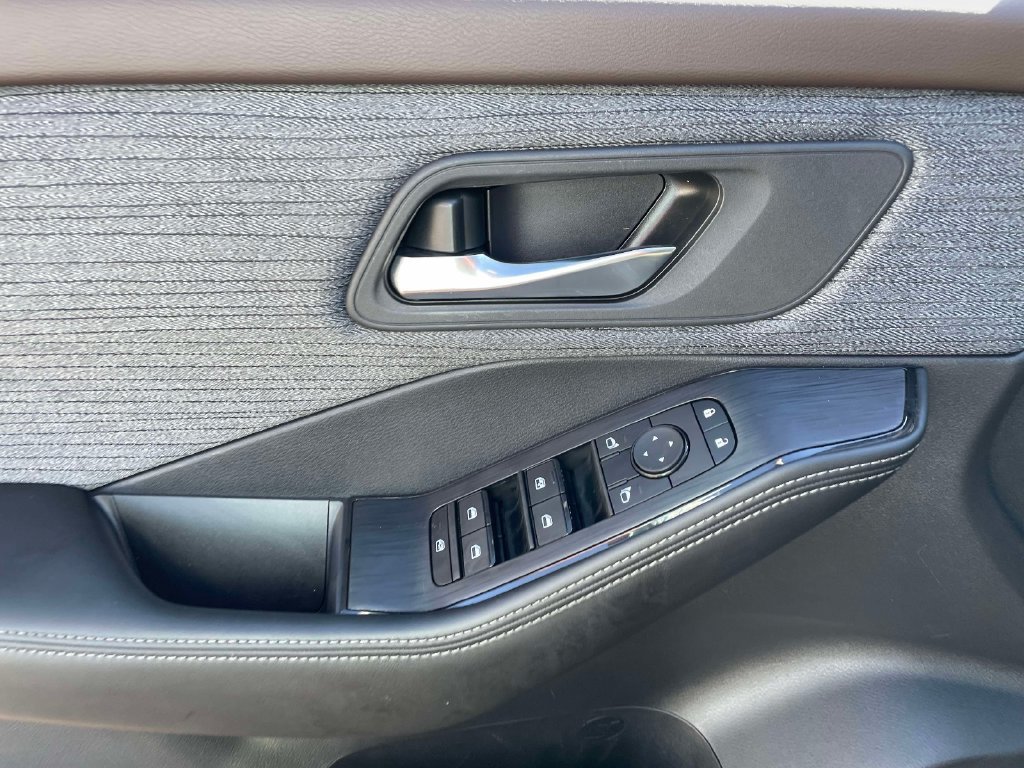 Used 2023 Nissan Rogue SV AWD/4WD image 19