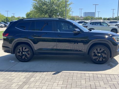 Used 2024 Volkswagen Atlas SE w/ Panoramic Sunroof Package image 11
