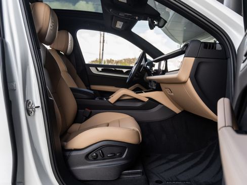 Certified 2026 Porsche Cayenne AWD/4WD image 40