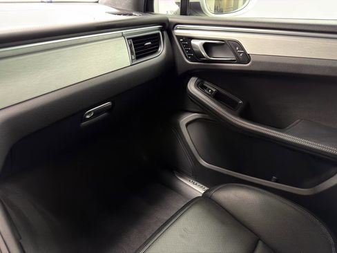 Used 2015 Porsche Macan Turbo image 23