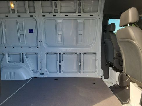 Used 2025 Mercedes-Benz Sprinter 2500 image 14
