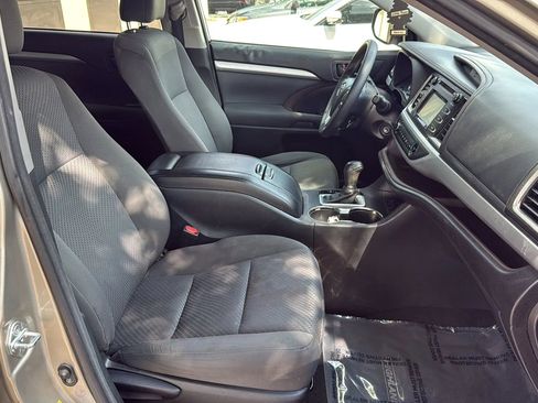 Used 2016 Toyota Highlander LE FWD image 24