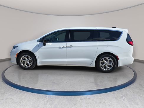 Used 2024 Chrysler Pacifica Limited w/ Trailer Tow Group FWD image 9