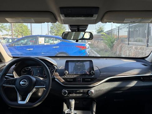 Used 2025 Nissan Altima 2.5 SV FWD image 33