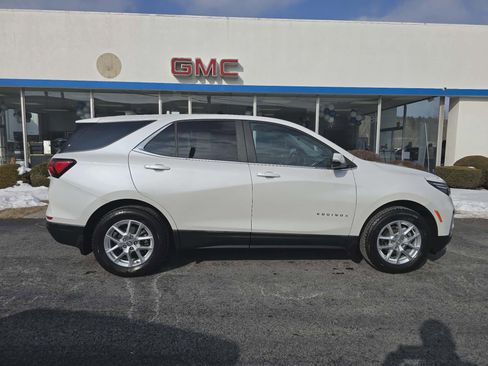 Used 2022 Chevrolet Equinox LT image 2