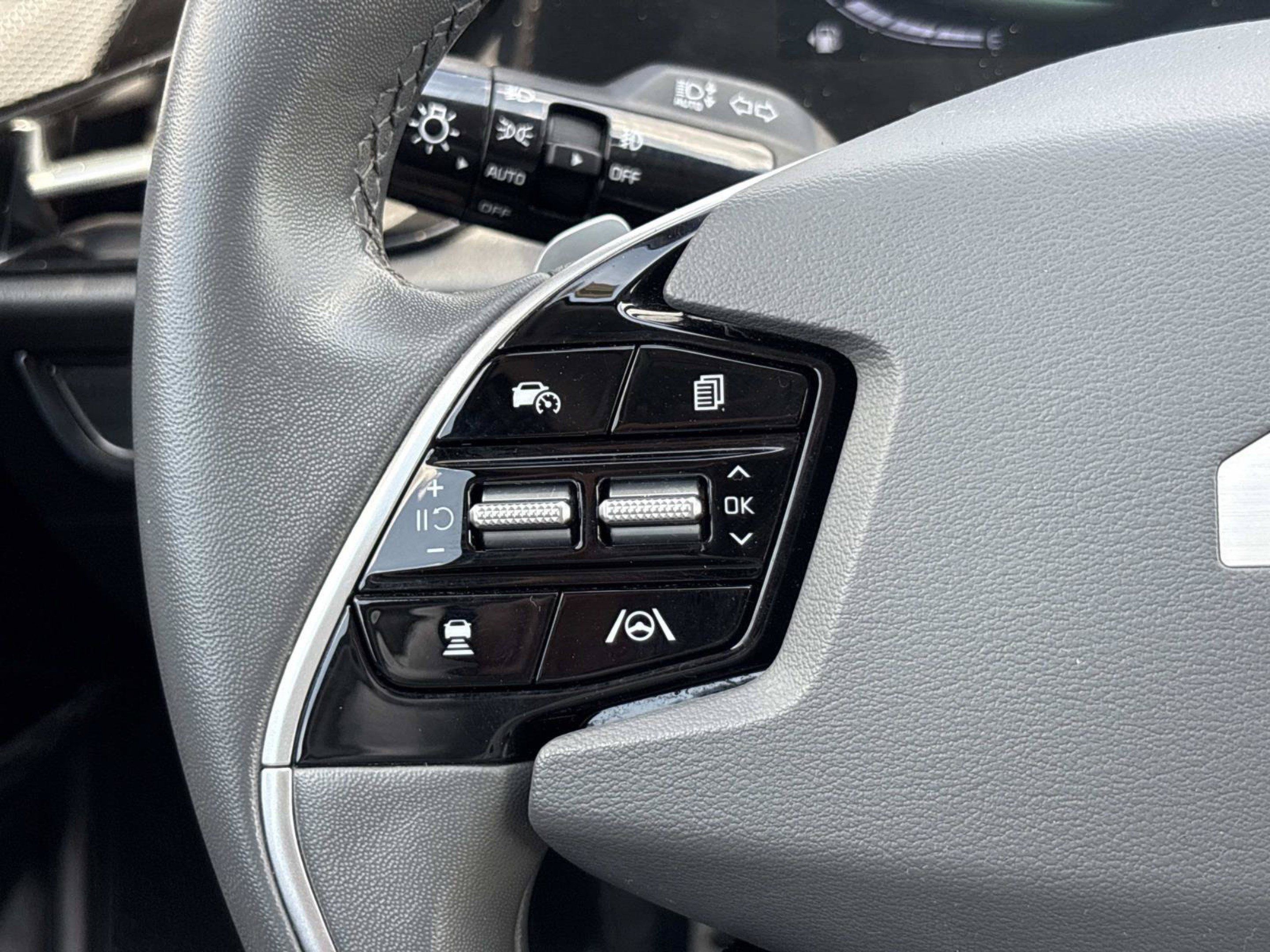 Used 2023 Kia Niro EX Touring FWD image 27