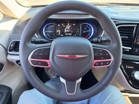 Used 2023 Chrysler Pacifica Touring-L image 23