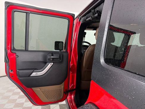 Used 2016 Jeep Wrangler Unlimited Rubicon w/ Connectivity Group AWD/4WD image 12