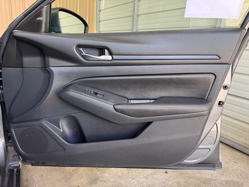 Used 2025 Nissan Altima 2.5 SV FWD image 19