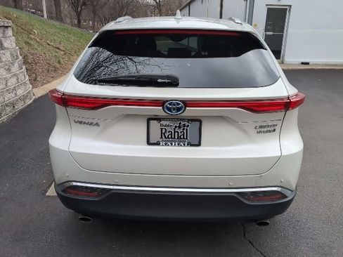Used 2021 Toyota Venza Limited image 4
