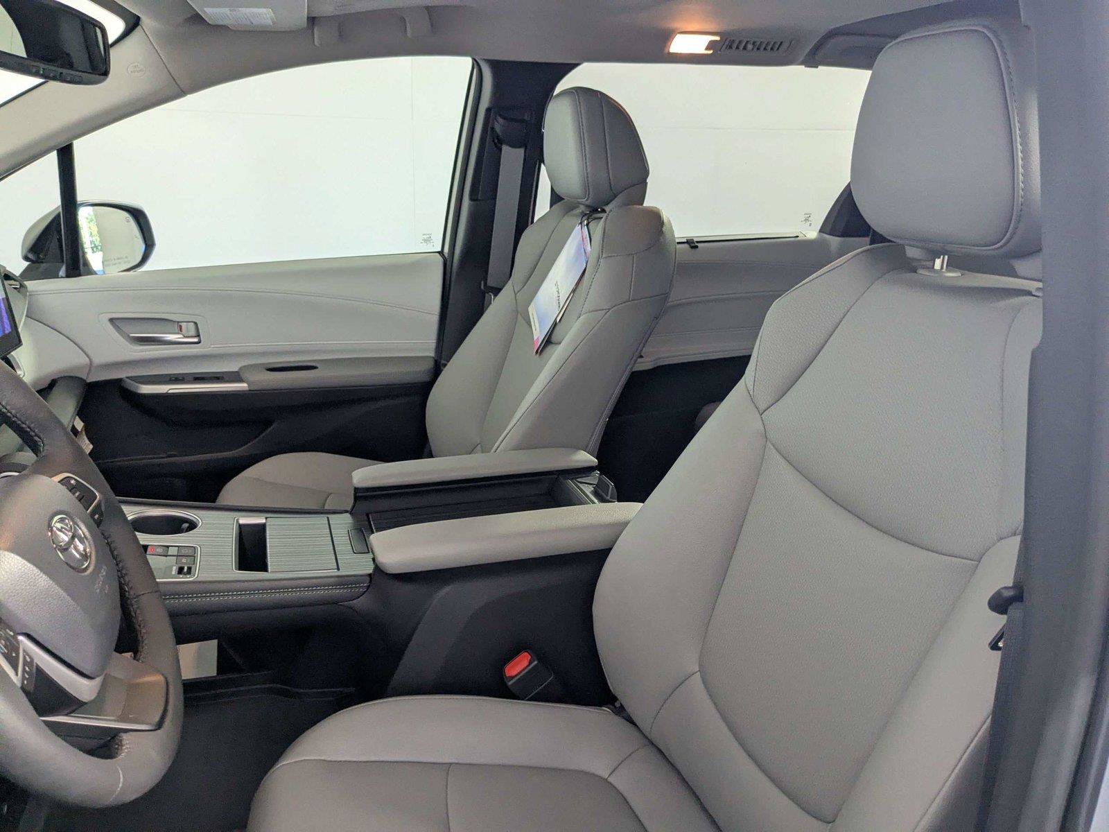 Certified 2025 Toyota Sienna XLE FWD image 12