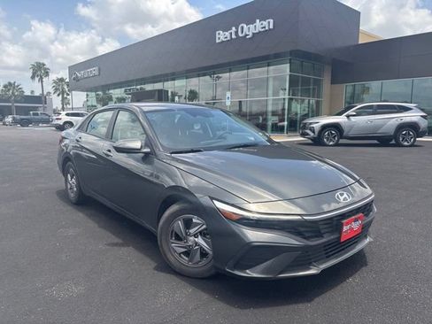 Used 2025 Hyundai Elantra SE FWD image 1
