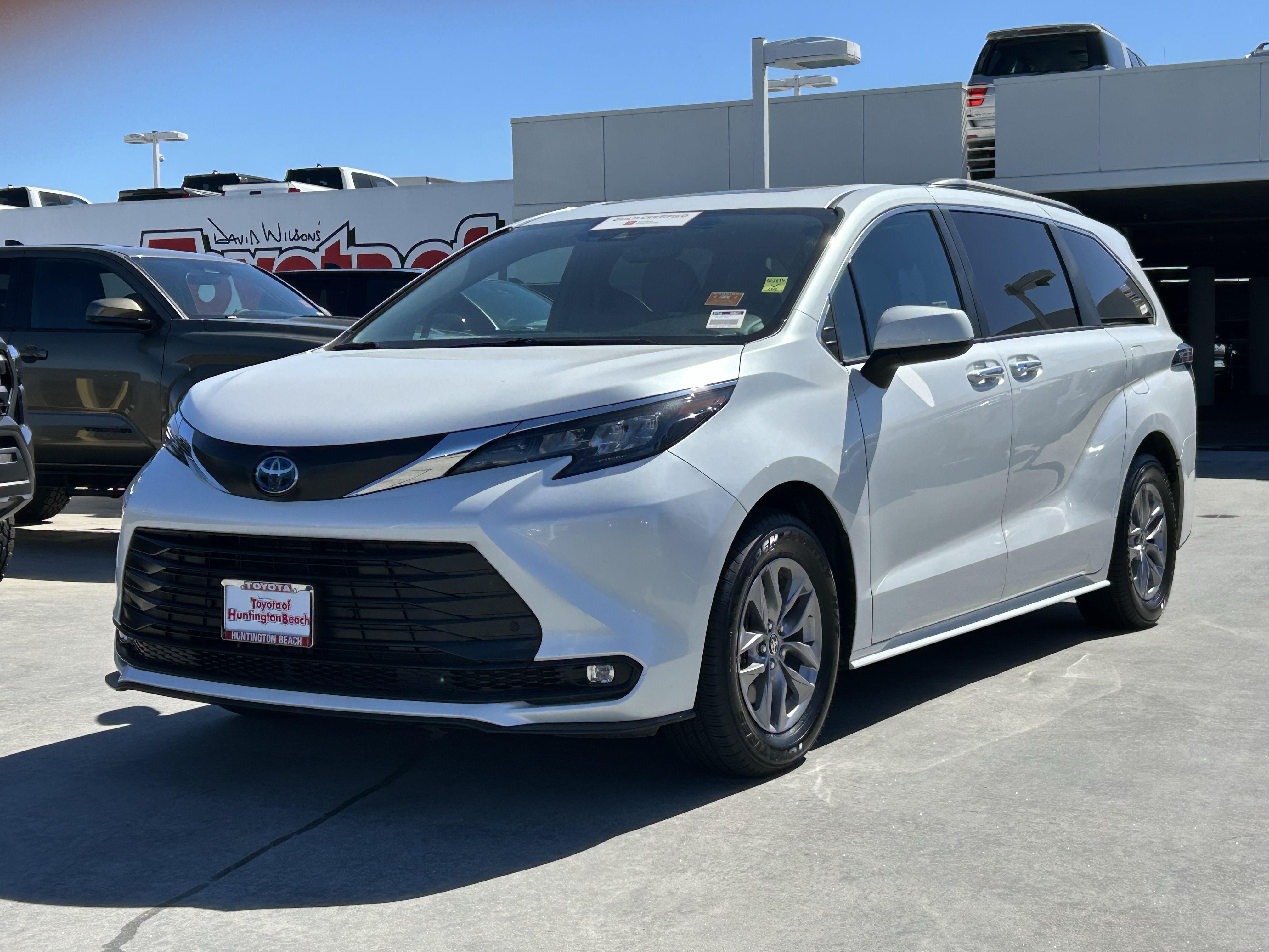Certified 2025 Toyota Sienna XLE FWD image 6