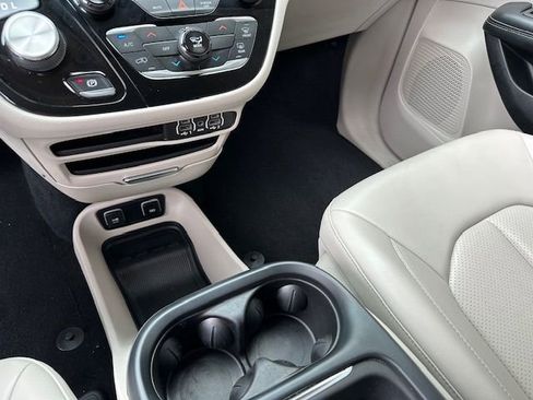 Used 2021 Chrysler Voyager Lxi image 24