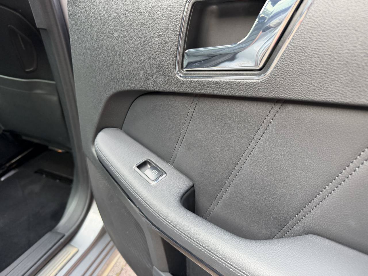 Used 2010 Mercedes-Benz E 550 Sedan image 50