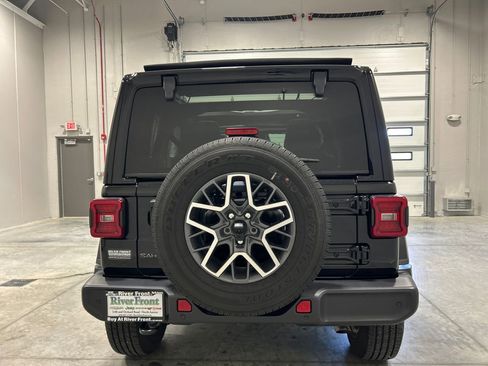 Used 2026 Jeep Wrangler Sahara image 7