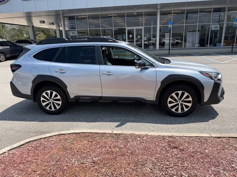 Used 2025 Subaru Outback Premium AWD/4WD image 2