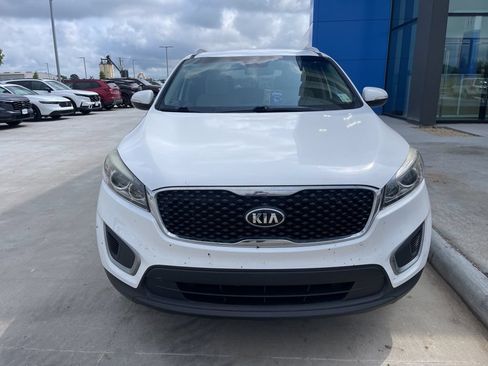 Used 2017 Kia Sorento FWD w/ LX Convenience Package image 2