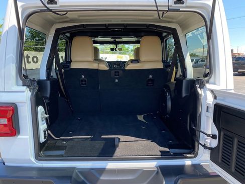Used 2018 Jeep Wrangler Unlimited Sahara AWD/4WD image 6