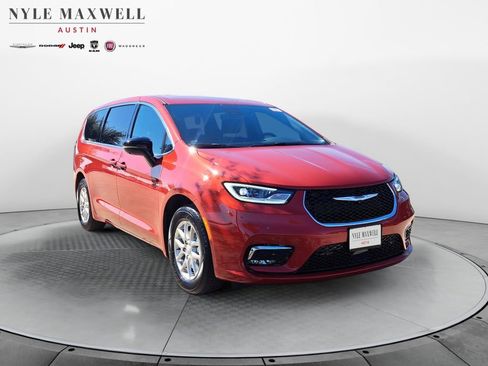 New 2026 Chrysler Pacifica Select image 2