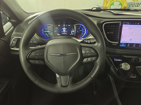 Used 2024 Chrysler Pacifica Premium FWD image 15
