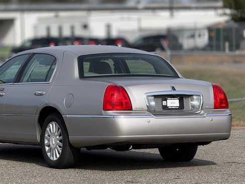 Used 2005 Lincoln Town Car Signature image 16