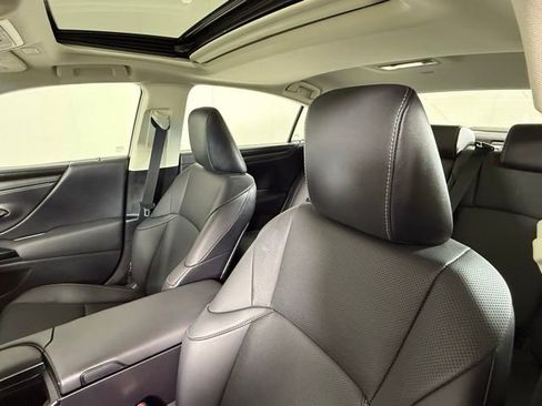 Used 2022 Lexus ES 300h w/ Premium Package image 7