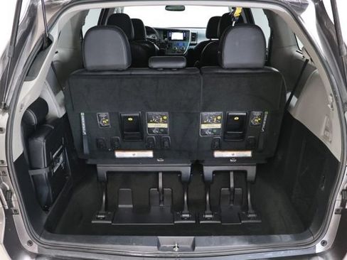 Used 2017 Toyota Sienna SE Premium FWD image 36
