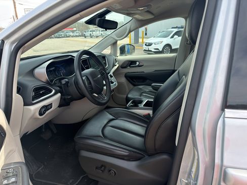 Used 2023 Chrysler Pacifica Touring-L image 3