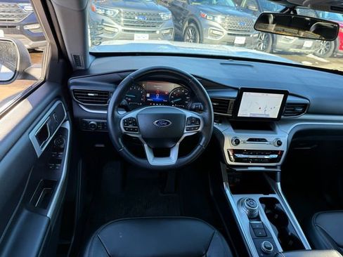 Used 2022 Ford Explorer XLT w/ Equipment Group 202A image 6