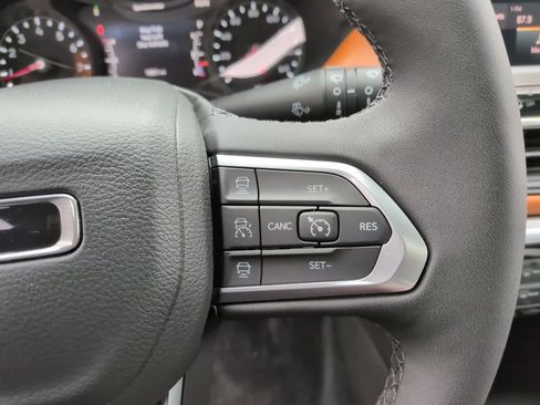 Used 2025 Jeep Compass Limited image 25