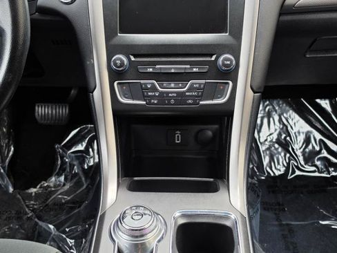 Used 2017 Ford Fusion SE FWD image 16