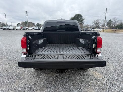 Used 2017 Toyota Tacoma TRD Sport image 14